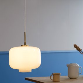 Arp Ø30 Laiton suspension De Dyberg Larsen - Arp est parfait aussi bien pour les appartements modernes que pour les villas classiques et s'int&egrave;gre parfaitement au-dessus de la table &agrave; manger, dans le salon ou la chambre pour cr&eacute;er la bonne atmosph&egrave;re.