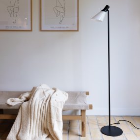 Gent Noir De Dyberg Larsen - Gent est un lampadaire moderne et élégant avec un abat-jour en verre opale combiné à du métal noir.
