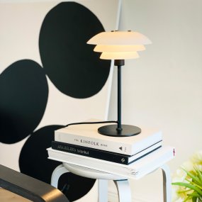 DL20 30cm Noir lampe de table De Dyberg Larsen - La lampe de table DL20 en verre opale et noir pr&eacute;sente un design exclusif et luxueux qui est non seulement beau mais fournit &eacute;galement un &eacute;clairage agr&eacute;able &agrave; la pi&egrave;ce, cr&eacute;ant l'atmosph&egrave;re parfaite pour toutes les occasions.