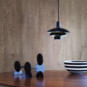 Morph Ø30 Noir suspension De Dyberg Larsen - Morph est livré avec un câble en tissu noir de 3 mètres, offrant une flexibilité de placement et ajoutant une touche d'élégance à votre maison.