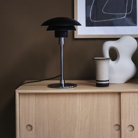Morph 35cm Noir lampe de table De Dyberg Larsen - La lampe est livrée avec un câble en tissu de 1,6 mètre de long et dispose d'un interrupteur d'alimentation sur le dessus.