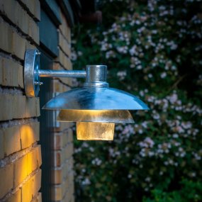 Morph Galvanisé lampe d’extérieur De Dyberg Larsen - Morph est le choix parfait si vous souhaitez améliorer l'espace extérieur de votre maison avec un design danois de première classe.