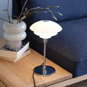 Morph 35cm Opale lampe de table De Dyberg Larsen - La lampe est livrée avec un câble en tissu de 1,6 mètre de long et l'interrupteur d'alimentation est situé sur le câble.