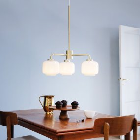 Arp Ø54 Laiton suspension De Dyberg Larsen - Avec trois abat-jour en verre opale et une suspension en laiton mat, le lustre diffuse une lumière douce et agréable.
