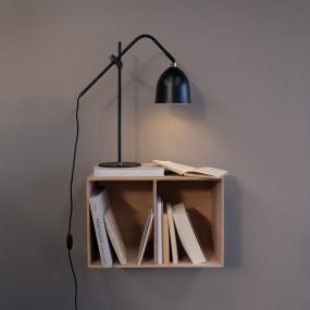 Easton 56cm Noir lampe de bureau De Dyberg Larsen - Les lampes sont en métal noir avec des détails chromés et ont une longueur de câble de 100 cm.