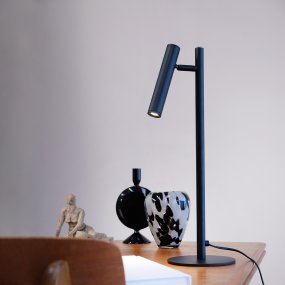 Carlo 48cm Noir lampe de bureau De Dyberg Larsen - La lampe de table Carlo est une lampe LED au design minimaliste et élégant.