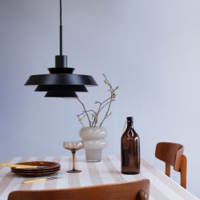 DL30 Ø30 Noir suspension De Dyberg Larsen - Am&eacute;liorez votre &eacute;clairage au-dessus de la table &agrave; manger, dans la cuisine, le couloir ou toute autre pi&egrave;ce et profitez du minimalisme scandinave et d'une lumi&egrave;re chaleureuse et cosy avec la suspension DL30.