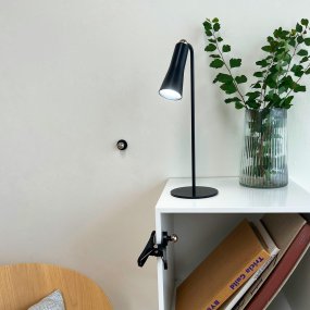 4 In One 38cm Noir De Dyberg Larsen - La lampe peut être montée comme lampe de table, lampe à pince ou lampe murale, la tête de lampe étant fixée avec un aimant.