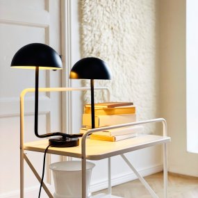 Cluster 42cm Noir lampe de table De Dyberg Larsen - De två lampskärmarna ger en behaglig och balanserad belysning, perfekt både för arbete och mysiga hörn.