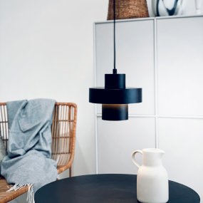 Stoke Ø20 Noir suspension De Dyberg Larsen - Selon le choix de la couleur et son placement, la lampe peut fonctionner à la fois comme un détail d'ameublement sculptural et comme un point lumineux, qu'elle soit placée au-dessus de la table de la cuisine, sur le bureau ou dans le salon ou la chambre.