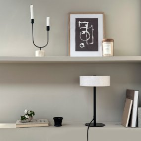 Calix 40cm Noir lampe de table De Dyberg Larsen - La base robuste et la forme simple permettent un placement facile dans une variété d'environnements tout en fournissant un éclairage d'ambiance et en servant d'élément de design élégant.