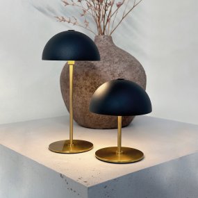 Along Ensemble 20cm Noir portable De Dyberg Larsen - Les lampes de table Along Mini avec technologie LED et tactile intégrées allient design intemporel et harmonie.