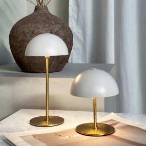 Along Ensemble 20cm Beige portable De Dyberg Larsen - Les lampes de table Along Mini avec technologie LED et tactile intégrées allient design intemporel et harmonie.