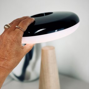 2 Ways 25cm Bois De Dyberg Larsen - La lampe de table LED rechargeable Dyberg Larsen 2 Ways est une source de lumière élégante et polyvalente qui allie style et fonctionnalité dans votre maison.