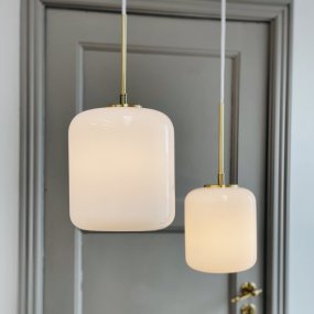 Silvia Ø15 Laiton suspension De Dyberg Larsen - Silvia est une série de plafonniers en verre opale soufflé à la bouche avec une surface brillante, un cadre en laiton et un câble textile blanc.