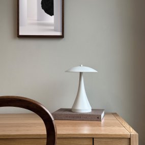 Vienna 28cm Blanc crème De Dyberg Larsen - La lampe rechargeable vous donne la liberté de la placer n'importe où sans avoir à vous soucier des câbles.