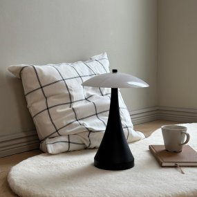 Vienna 28cm Noir De Dyberg Larsen - La lampe rechargeable vous donne la liberté de la placer n'importe où sans avoir à vous soucier des câbles.