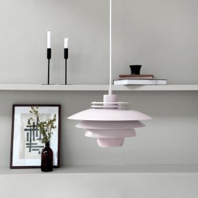 Ejka Ø30 Rose suspension De Dyberg Larsen - Découvrez la suspension Ejka Mini, une lampe design danoise au style intemporel qui s'intègre parfaitement dans la maison nordique.