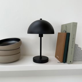 Stockholm 30cm Noir portable De Dyberg Larsen - L'indicateur de batterie pratique indique clairement quand il est temps de charger et une fois compl&egrave;tement charg&eacute;, le voyant brille jusqu'&agrave; 6 heures sur une seule charge de batterie.