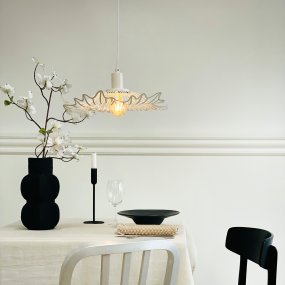 Flora Ø40 Blanc perle suspension De Dyberg Larsen - Finns i tv&aring; eleganta varianter: matt svart, med en industriell fransk k&auml;nsla, och p&auml;rlvitt, som kombinerar romantisk bohemstil med en minimalistisk touch.