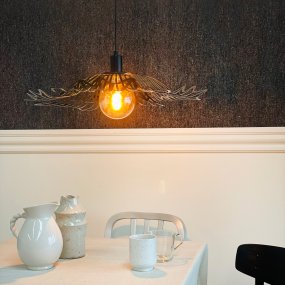 Flora Ø60 Noir mat suspension De Dyberg Larsen - Finns i tv&aring; eleganta varianter: matt svart, med en industriell fransk k&auml;nsla, och p&auml;rlvitt, som kombinerar romantisk bohemstil med en minimalistisk touch.