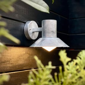 Venice Galvanisé lampe d’extérieur De Dyberg Larsen - Med fokus p&aring; kvalitet och h&aring;llbarhet &auml;r den ett perfekt val f&ouml;r att lysa upp ditt hem med en exklusiv touch av dansk design.