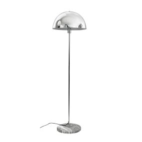 Stockholm Chrome lampadaire De Dyberg Larsen - Den solida marmorfoten ger lampan ett exklusivt och tidl&ouml;st uttryck, medan den smala kromramen tillf&ouml;r en l&auml;tt och stilren touch.