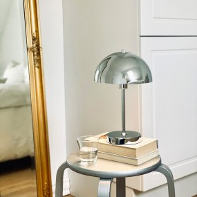 Stockholm 2.0 20cm Chrome portable De Dyberg Larsen - Den har en praktisk str&ouml;mindikator &ndash; gr&ouml;nt ljus vid full laddning och r&ouml;tt vid l&aring;g batteriniv&aring;.