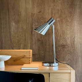 DL12 45cm Chrome lampe de bureau De Dyberg Larsen - La lampe de table DL12 chromée est dotée d'un abat-jour orientable et inclinable pour un éclairage flexible.