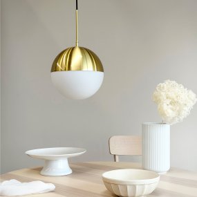 Nova Ø25 Laiton suspension De Dyberg Larsen - La suspension Nova est un exemple moderne de design danois, alliant &eacute;l&eacute;gance intemporelle et fonctionnalit&eacute;.