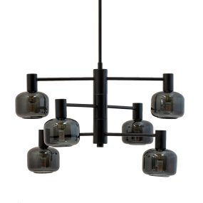 Arp Ø50 Noir suspension De Dyberg Larsen - Créez l'équilibre parfait entre forme et fonction avec le lustre Arp, doté de 6 magnifiques abat-jour en verre fumé et d'une élégante suspension noire.
