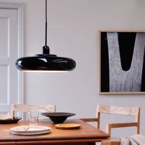 Planet Ø40 Noir suspension De Dyberg Larsen - La suspension Planet en métal noir brillant respire la simplicité et le style dans une seule option d'éclairage.