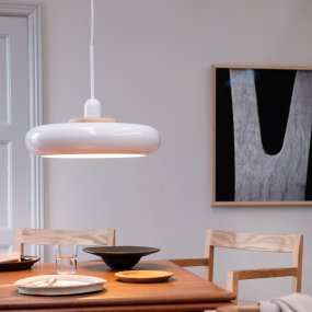 Planet Ø40 Blanc suspension De Dyberg Larsen - Cette lampe est idéale si vous souhaitez ajouter une touche élégante et lumineuse à n'importe quelle pièce de votre maison.