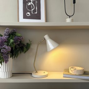 Sleep 43cm Blanc brillant lampe de bureau De Dyberg Larsen - Cette lampe de table allie lignes simples et fonctionnalité pour créer une lumière apaisante et agréable dans votre environnement.