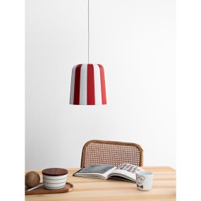 Gry Ø20 ROUGE suspension De Dyberg Larsen - Genom att ta igenk&auml;nnbara m&ouml;nster och s&auml;tta dem i en ny kontext ville hon skapa en lampa som f&aring;r m&auml;nniskor att le och ger en unik visuell upplevelse.