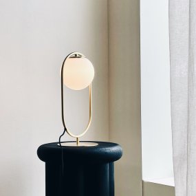 Reims 40cm Laiton/blanc lampe de table De Dyberg Larsen - Doté d'un câble en tissu noir de 1,6 mètre de long et d'un interrupteur marche/arrêt pratique, Reims est à la fois élégant et fonctionnel.