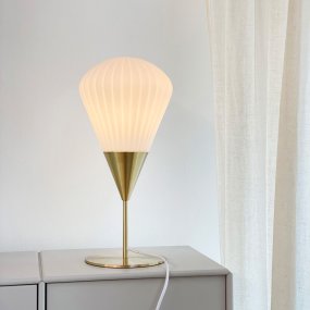 Ballon 45cm Blanc lampe de table De Dyberg Larsen - Med sin moderna form och stilrena material &auml;r Ballon bordslampa ett perfekt val f&ouml;r den som vill kombinera funktion, ljus och elegans i sin inredning.