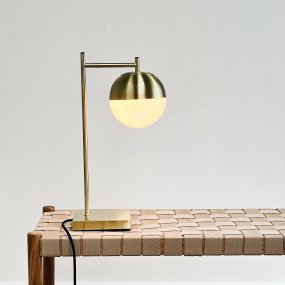 Caen 45cm Laiton/blanc lampe de table De Dyberg Larsen - La lampe est dotée d'un câble en tissu noir de 1,6 mètre de long avec un interrupteur marche/arrêt, ce qui la rend à la fois élégante et fonctionnelle.