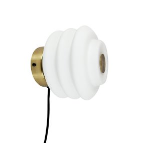 Diva Ø18 Blanc applique murale De Dyberg Larsen - Fabriquée en verre opale soufflé à la bouche et mesurant 15 cm de haut et 16 cm de diamètre, Diva est un ajout élégant à n'importe quelle pièce.