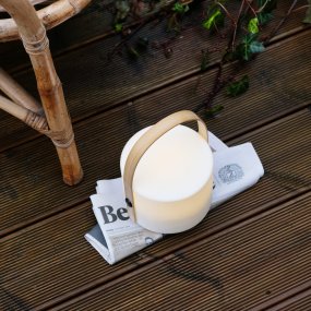 Carry 20cm Blanc portable De Dyberg Larsen - Lors de la charge via USB, il peut s'allumer pendant 8 à 10 heures après une charge complète.