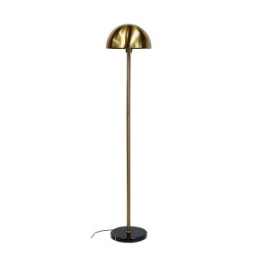 Menton Laiton/noir lampadaire De Dyberg Larsen - Fabriquée en laiton avec une base en marbre massif, la lampe transmet une sensation élégante et exclusive.