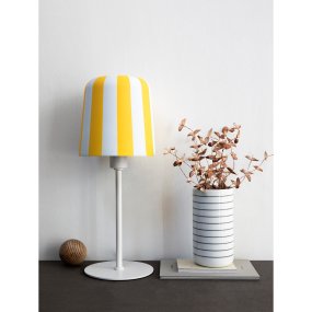 Gry 50cm Jaune lampe de table De Dyberg Larsen - Genom att ta igenk&auml;nnbara m&ouml;nster och s&auml;tta dem i en ny kontext ville hon skapa en lampa som f&aring;r m&auml;nniskor att le och ger en unik visuell upplevelse.