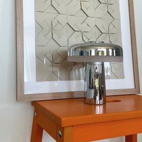 Porter 16cm Chrome portable De Dyberg Larsen - La lampe de table LED rechargeable Porter est une lampe moderne et fonctionnelle avec un design unique dans lequel la lumière vient du bord, offrant une lumière agréable et uniforme.