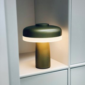 Porter 16cm Vert métallique portable De Dyberg Larsen - La lampe de table LED rechargeable Porter est une lampe moderne et fonctionnelle avec un design unique dans lequel la lumière vient du bord, offrant une lumière agréable et uniforme.