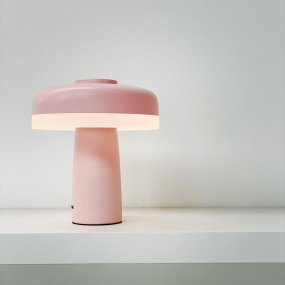 Porter 16cm Rose portable De Dyberg Larsen - La lampe de table LED rechargeable Porter est une lampe moderne et fonctionnelle avec un design unique dans lequel la lumière vient du bord, offrant une lumière agréable et uniforme.