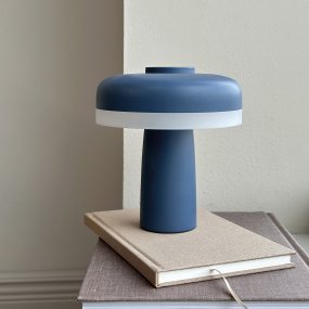 Porter 16cm Indigo portable De Dyberg Larsen - La lampe de table LED rechargeable Porter est une lampe moderne et fonctionnelle avec un design unique dans lequel la lumière vient du bord, offrant une lumière agréable et uniforme.