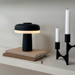 Porter 16cm Noir portable De Dyberg Larsen - La lampe de table LED rechargeable Porter est une lampe moderne et fonctionnelle avec un design unique dans lequel la lumière vient du bord, offrant une lumière agréable et uniforme.