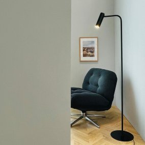 Skagerrak Noir lampadaire De Dyberg Larsen - Avec son expression minimaliste et son accent sur la simplicité élégante, la lampe s'intègre parfaitement dans les intérieurs modernes et classiques.
