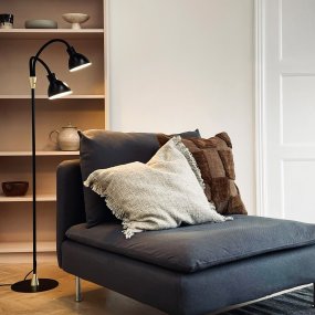 Lilje Noir lampadaire De Dyberg Larsen - Lily golvlampa i svart och m&auml;ssing kombinerar modern design med flexibilitet och funktionalitet.
