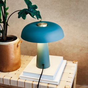 Iris 28cm Vert lampe de table De Dyberg Larsen - Avec sa forme unique et sa combinaison de couleurs et de matériaux de bon goût, il devient un élément élégant dans tous les types d'intérieurs.